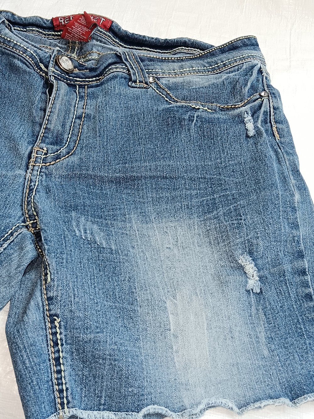Red Rivet Red-Accented Denim Label Detail - Picture 12 of 13